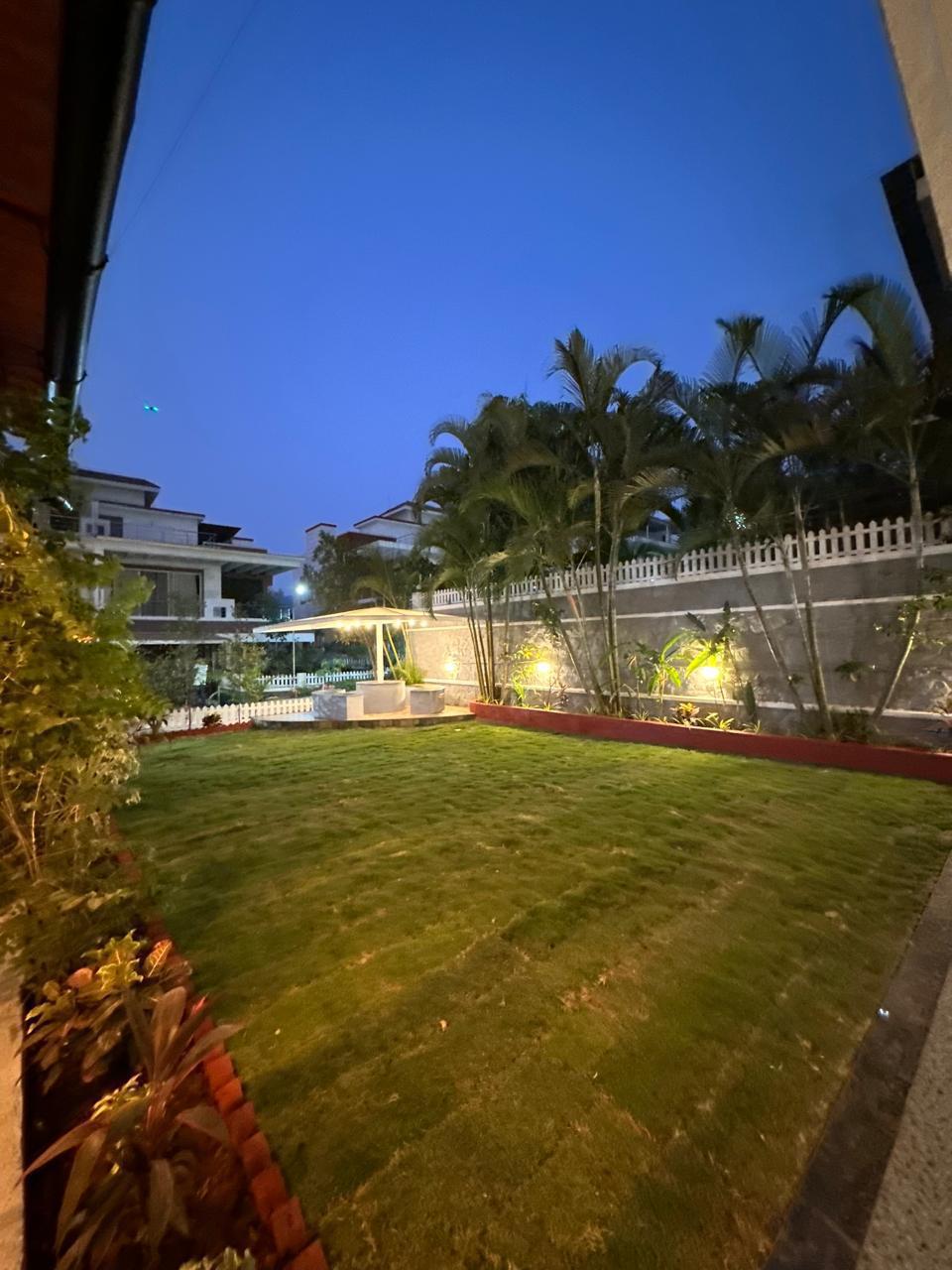 Outdoor Dining & Lounge